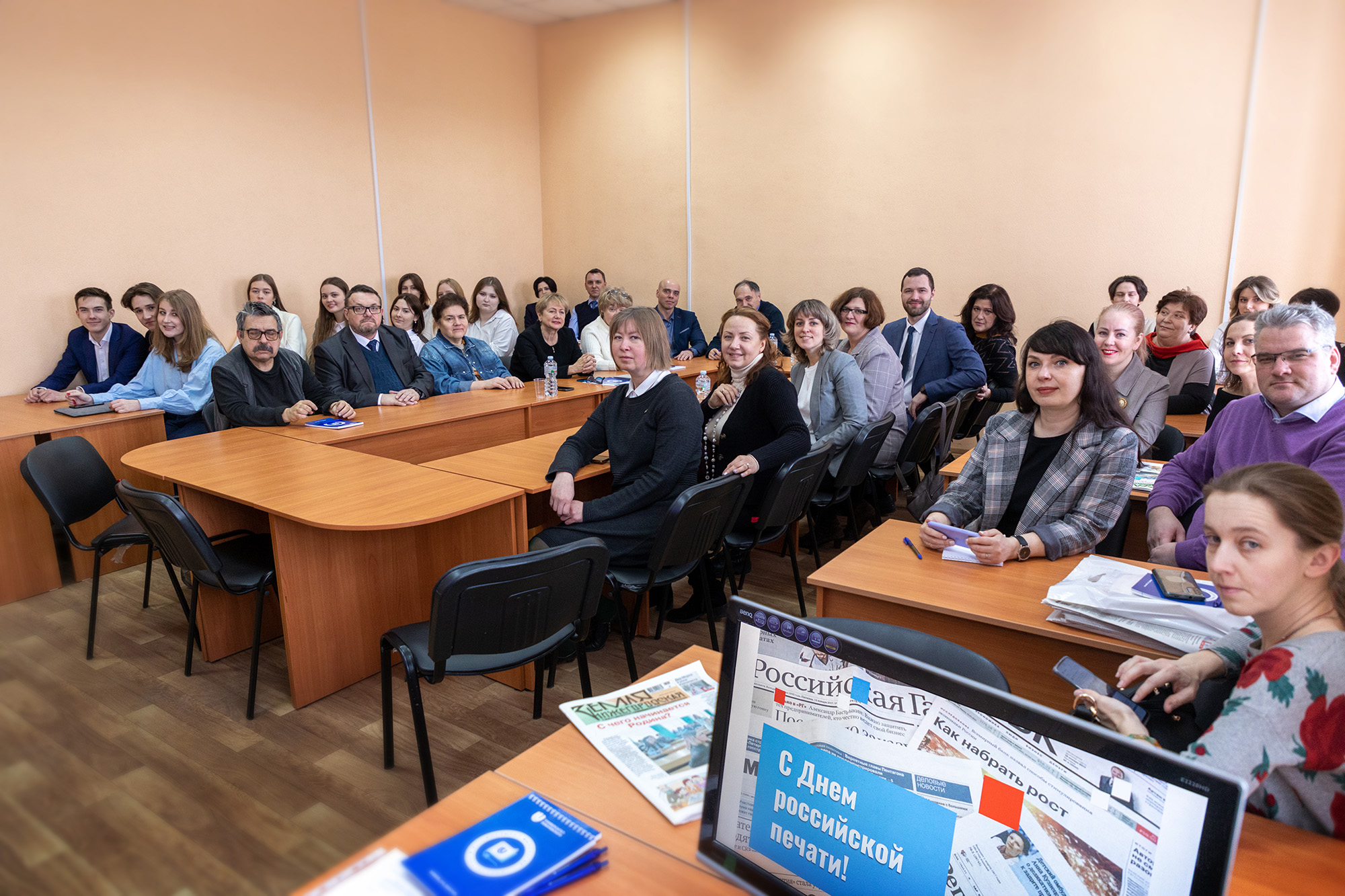 vstrecha vypusknikov kafedry zhurnalistiki proshla v nngu v den rossijskoj pechati