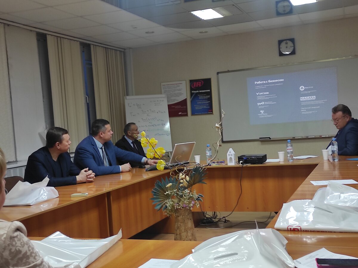 predstaviteli nngu vystupili na zasedanii associacii promyshlennikov i predprinimatelej