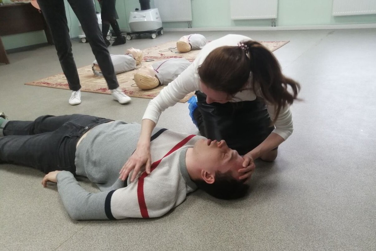 kurs po okazaniyu pervoj pomoshchi proveli dlya nizhegorodskih uchitelej v nngu