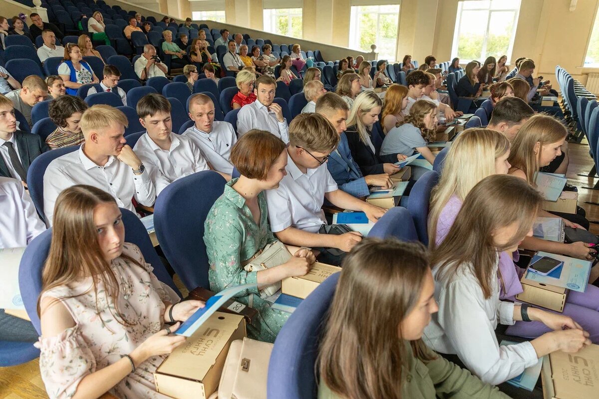 37 vypusknikov sunc nngu 2023 goda poluchili attestaty o srednem obrazovanii 2