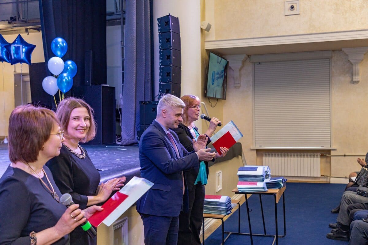 ceremoniya vrucheniya diplomov vypusknikam iehp sostoyalas v nngu 1
