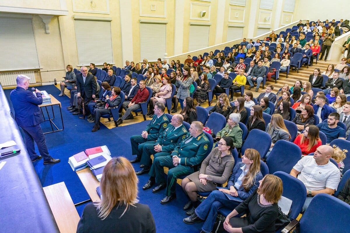 ceremoniya vrucheniya diplomov vypusknikam iehp sostoyalas v nngu 2