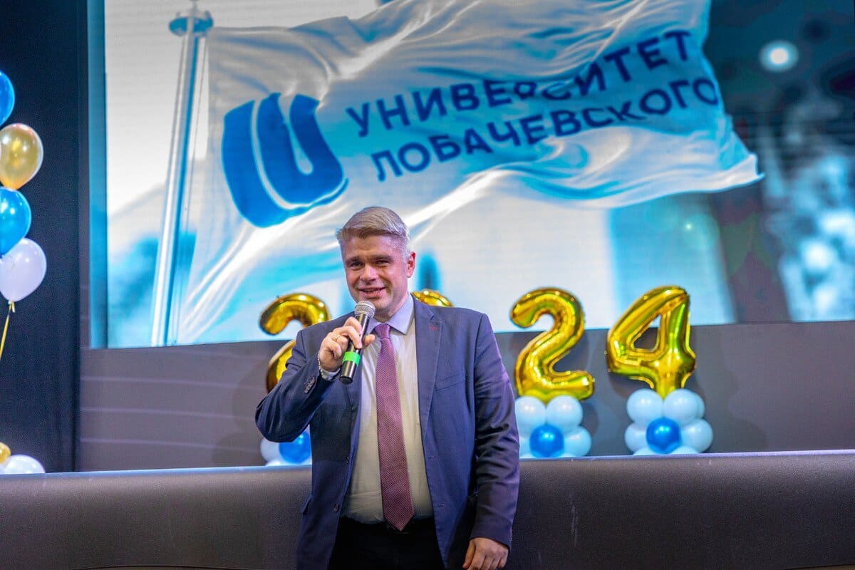 ceremoniya vrucheniya diplomov vypusknikam iehp sostoyalas v nngu