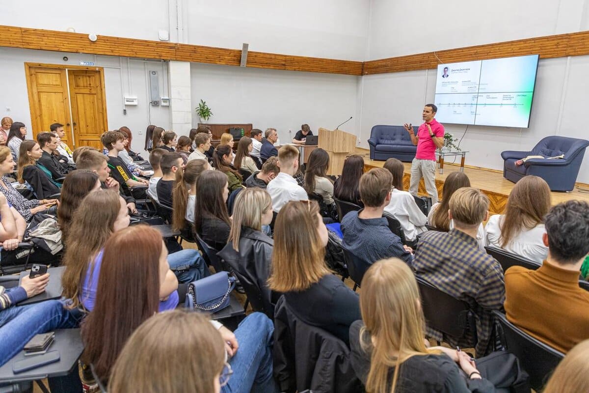 studenty nngu vstretilis so starshim vice prezidentom sbera dzhangirom dzhangirovym 1
