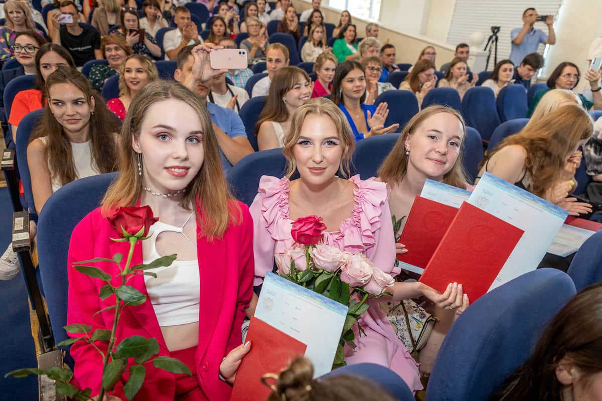 sostoyalos torzhestvennoe vruchenie diplomov vypusknikam instituta ehkonomiki nngu 1