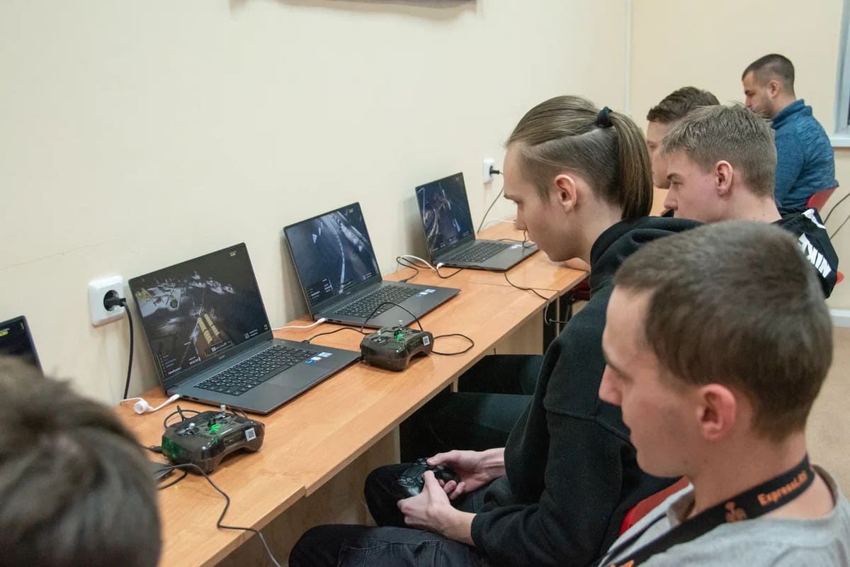 luchshih pilotov chempionata studencheskoj ligi po gonkam dronov nagradili v nngu