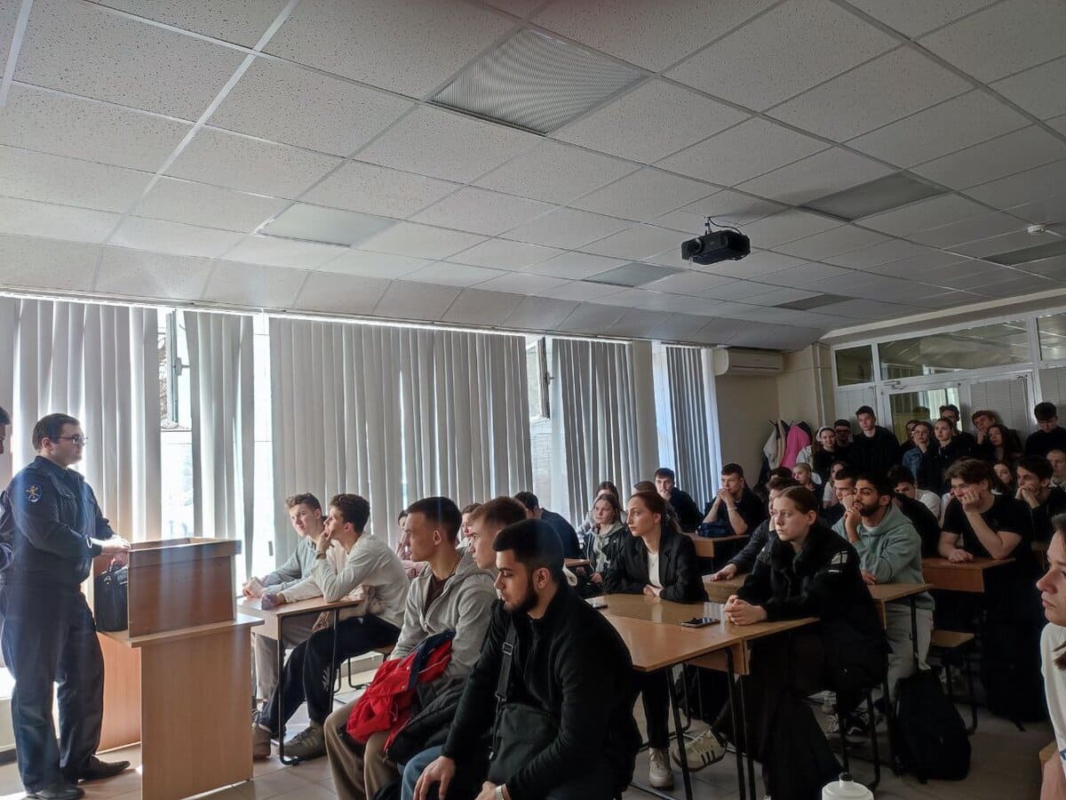policejskie rasskazali studentam nngu kak ne stat zhertvoj moshennikov